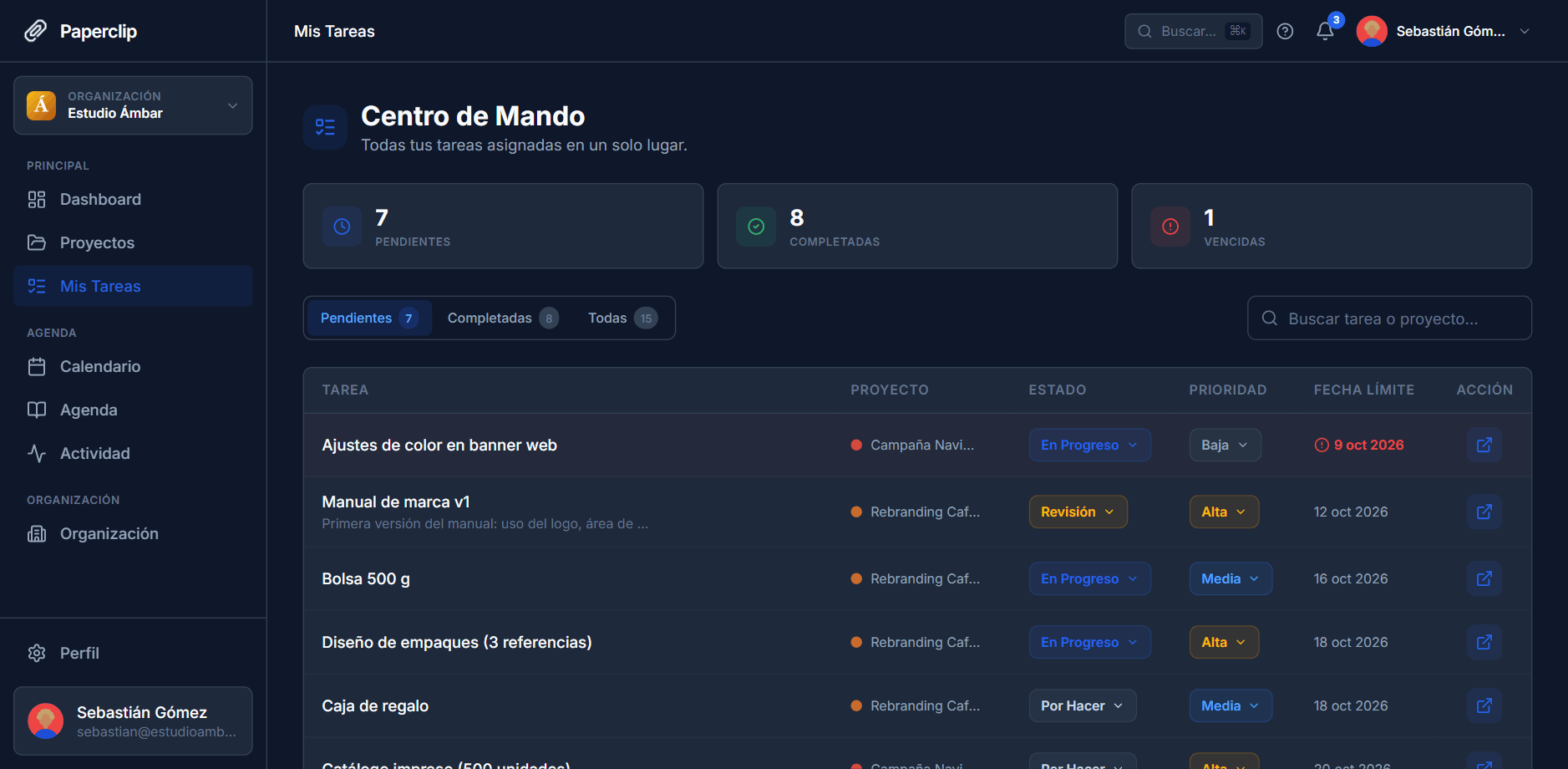 Pantalla Mis tareas con indicadores de pendientes, completadas y vencidas y una tabla de tareas con estado, prioridad y fecha límite.